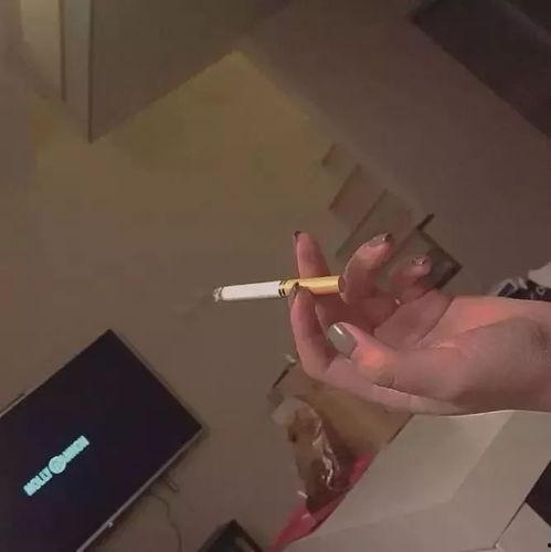 女生抽烟背景,探寻女性吸烟背后的故事与情感  第2张