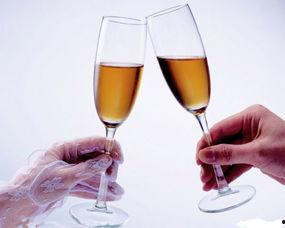 聚会碰杯图片,聚会碰杯瞬间，共享欢乐时光  第3张