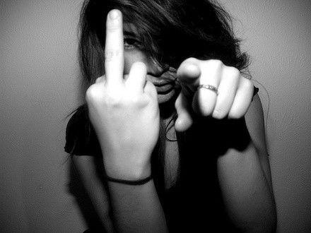 女生竖中指图片,女生竖中指的瞬间