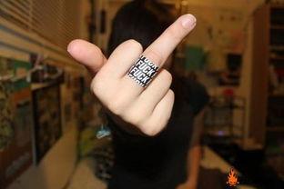 女生竖中指图片,女生竖中指的瞬间  第2张